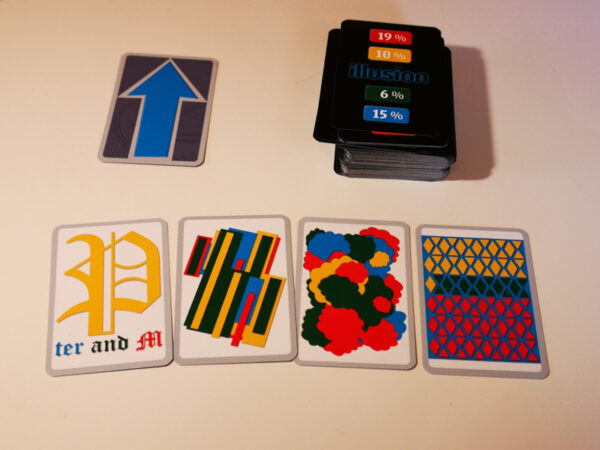 karty do gry planszowej iluzja ułożone na stole