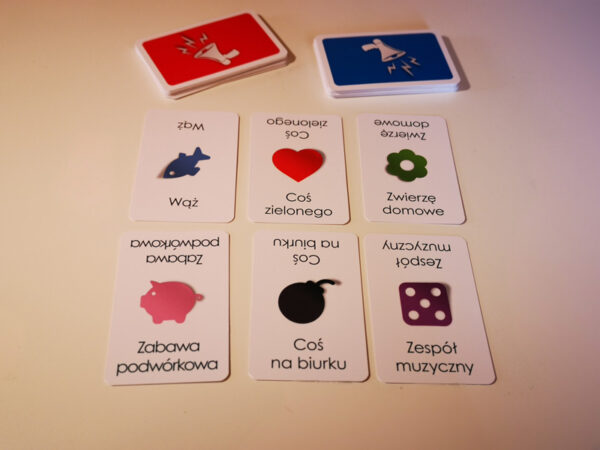 karty do gry planszowej Na końcu języka - gra imprezowa ułożone na stole