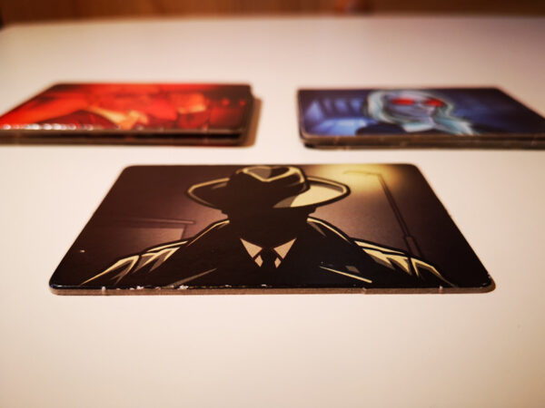karty do gry planszowej Tajniacy bez cenzury ułożone na stole
