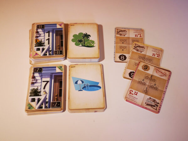 karty do gry planszowej Welcome to miasteczko marzeń ułożone na stole