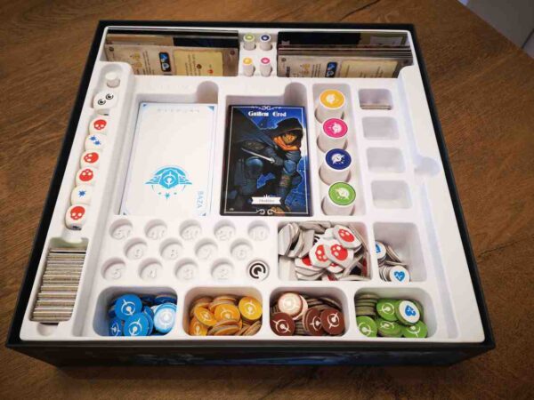 wnętrze pudełka - komponenty gry planszowej T.I.M.E. Stories